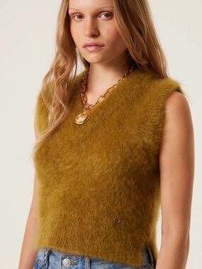 Tressé Fuzzy Sleeveless Crop Top